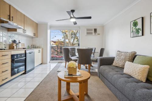 Cozy Retreat with Balcony in Crows Nest - image 2