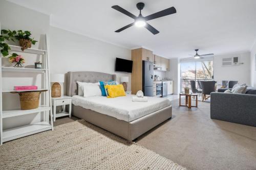 Cozy Retreat with Balcony in Crows Nest - image 11