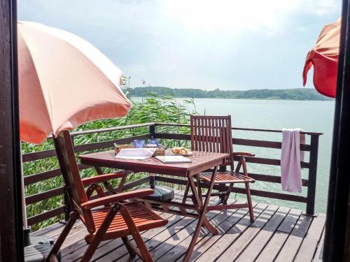 Chalet Bootshaus auf dem See by Interhome in 林多
