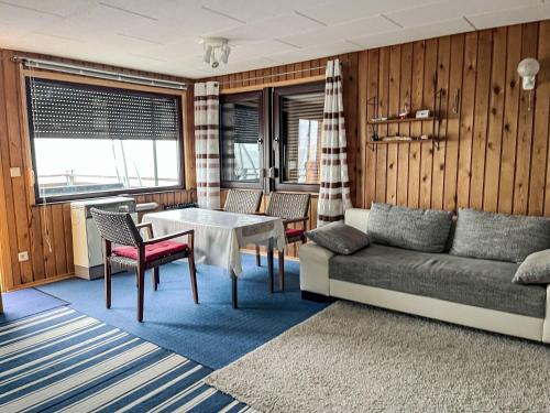 Chalet Bootshaus auf dem See by Interhome in 林多
