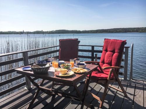 Chalet Bootshaus auf dem See by Interhome in 林多
