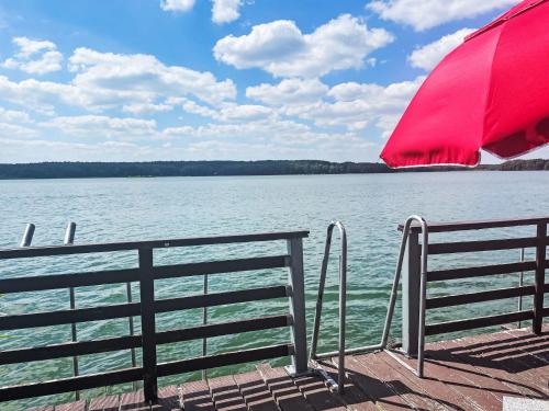 Chalet Bootshaus auf dem See by Interhome in 林多