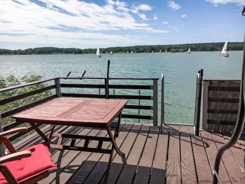 Chalet Bootshaus auf dem See by Interhome in 林多