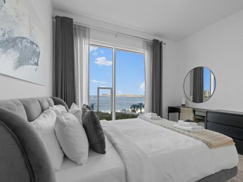 Luxurious 2BR With Amazing Marina View & Large Patio - image 11