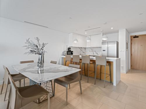 Luxurious 2BR With Amazing Marina View & Large Patio, Dubaj (zdjęcie 8)