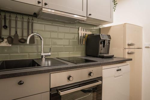 Apartment at Rosenthaler Platz - image 4