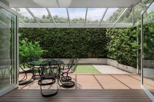 Rodd Point Luxury Haven: Waterfront Elegance with BBQ Terrace - image 14