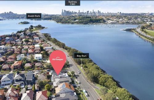 Rodd Point Luxury Haven: Waterfront Elegance with BBQ Terrace - main image