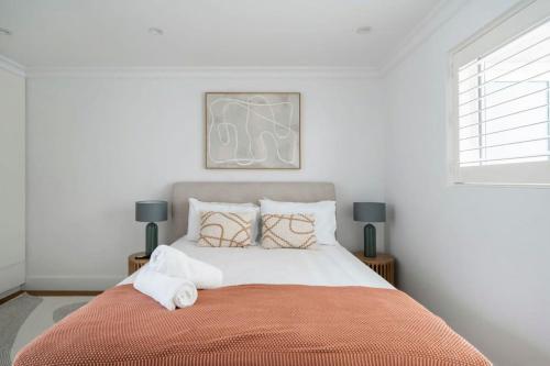 Rodd Point Luxury Haven: Waterfront Elegance with BBQ Terrace - image 8