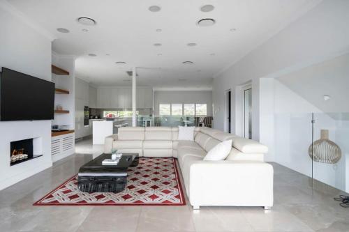 Rodd Point Luxury Haven: Waterfront Elegance with BBQ Terrace - image 3