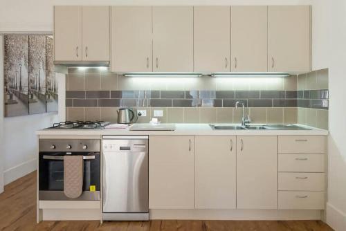 Stylish house - Moments to Kings Cross & The City - image 7