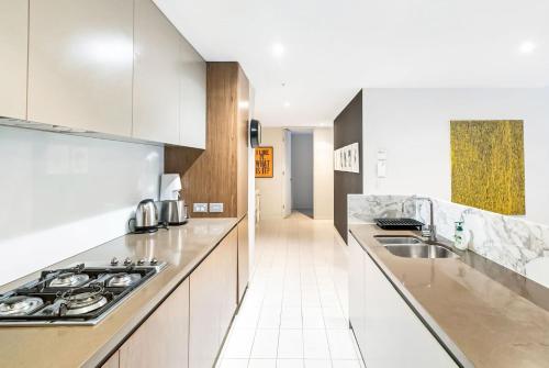 LEAFY INNER CITY APARTMENT / CAMPERDOWN - main image