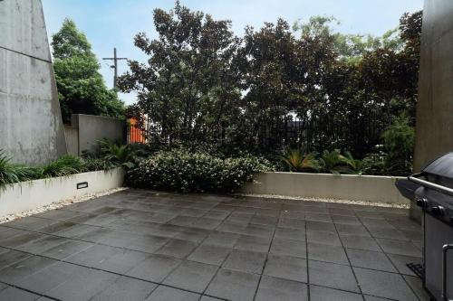 LEAFY INNER CITY APARTMENT / CAMPERDOWN - image 3