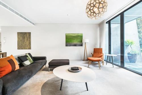 LEAFY INNER CITY APARTMENT / CAMPERDOWN - image 9
