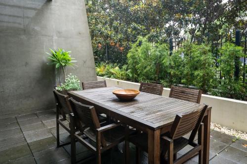 LEAFY INNER CITY APARTMENT / CAMPERDOWN - image 13