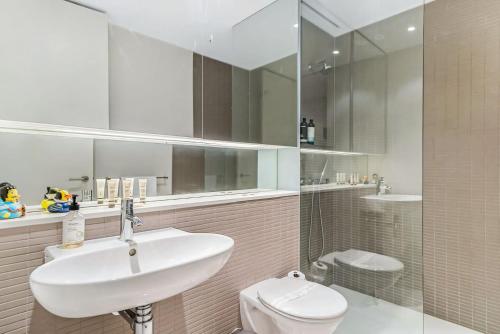 Leafy Inner City Apartment Camperdown - image 7