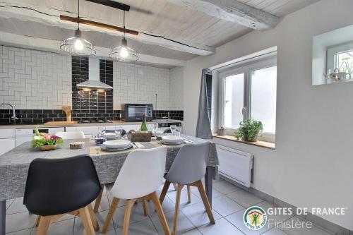 ห้องครัว, Le Roc'h Mousse Gîte de Charme en Centre Finistère (Le Roc'h Mousse Gite de Charme en Centre Finistere) in โปลเนเวซ-ดู-ฟายู