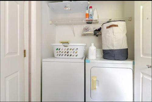 3Bedroom Spacious House with in-house Laundry and Dryer, Free WiFi in Taunton, USA