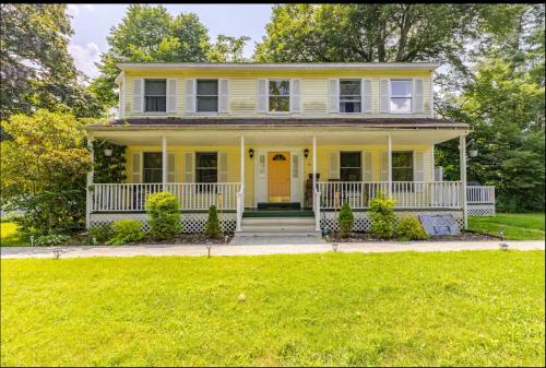 3Bedroom Spacious House with in-house Laundry and Dryer, Free WiFi in Taunton, USA
