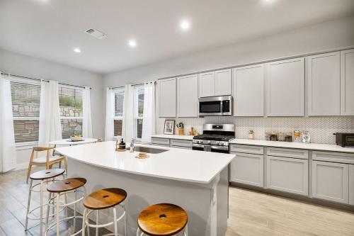 Luxe Modern 4B House with Office 20 min to DT in Manor, USA