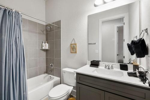 Luxe Modern 4B House with Office 20 min to DT in Manor, USA