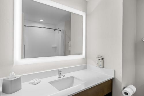Holiday Inn Express Hotel & Suites Savannah Midtown an IHG Hotel - image 9
