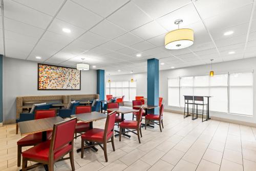 Holiday Inn Express Hotel & Suites Savannah Midtown an IHG Hotel - image 13
