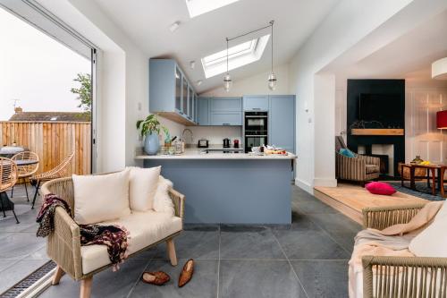Littlefields - With hot tub, garden, private parking and short walk to beach, Seaton (zdjęcie 3)