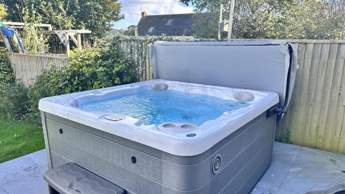 Littlefields - With hot tub, garden, private parking and short walk to beach, Seaton (zdjęcie 5)