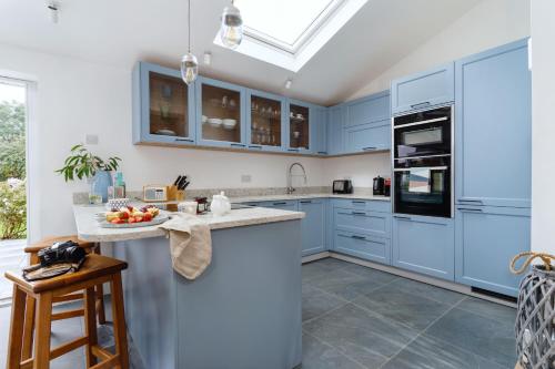 Littlefields - With hot tub, garden, private parking and short walk to beach, Seaton (zdjęcie 8)