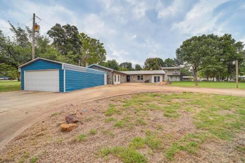 Steps to the Lake Eufaula Home with Game Room! in Eufaula, USA