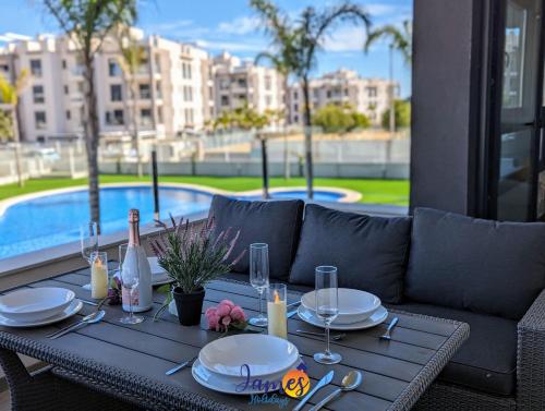 Modern 2 Bed Apt with Com Pool VM52 2