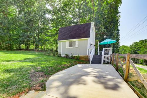 Cottage with Dock and Deck Walk to Toto Creek! in Murrayville, USA