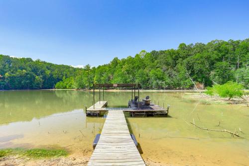 Cottage with Dock and Deck Walk to Toto Creek! in Murrayville, USA