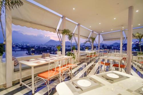 Étterem, Grandrosse Boutique - Pichola Lake Facing Hotel  near Bagore-Ki-Haveli