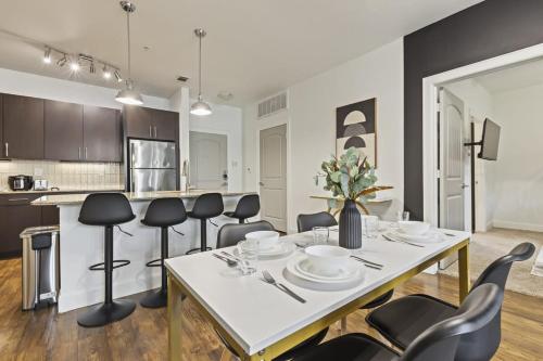 Stylish 2B near Legacy West Wi-Fi Fitness Pool in Frisco, USA