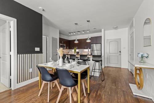 Sleeps 10 Lux 2B The Star Toyota Legacy West in Frisco, USA