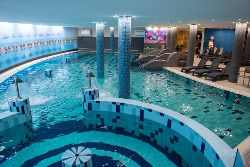 CE Plaza Hotel - image 2