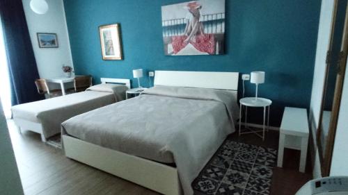 1 queen bed, 1 twin bed