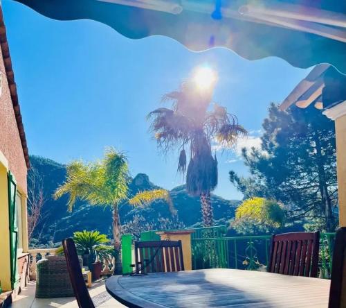 View, Maison conviviale a Frejus avec piscine a debordement in L'Escaillon