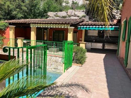 Garden, Maison conviviale a Frejus avec piscine a debordement in L'Escaillon