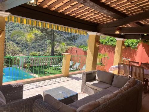 Balcony/terrace, Maison conviviale a Frejus avec piscine a debordement in L'Escaillon