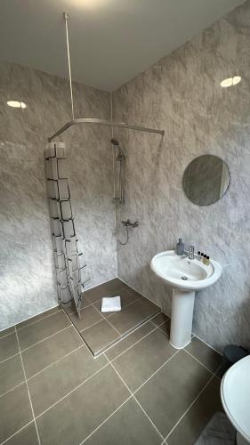 Ustay Fulham - Tap to explore photos