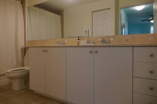 Luxurious, family-friendly 3BR condo on the water thumb 3