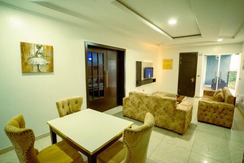 1-Bedroom Flat - Sleeps 3 - Pool - Spa - Parking, Lagos