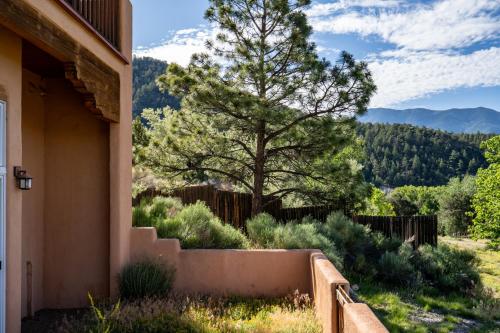 Bookend adobes, 9 mi to Taos Ski Valley in Arroyo Seco (NM)