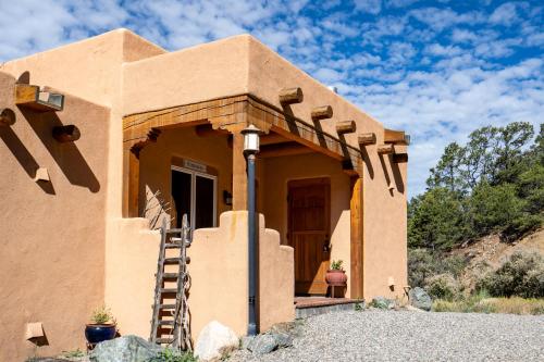 Bookend adobes, 9 mi to Taos Ski Valley in Arroyo Seco (NM)