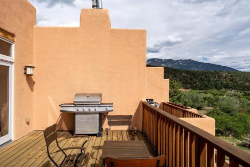 Bookend adobes, 9 mi to Taos Ski Valley in Arroyo Seco (NM)