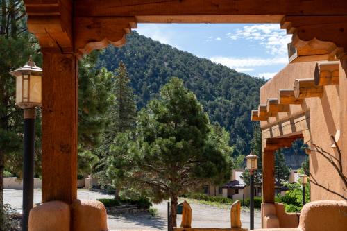 Bookend adobes, 9 mi to Taos Ski Valley in Arroyo Seco (NM)