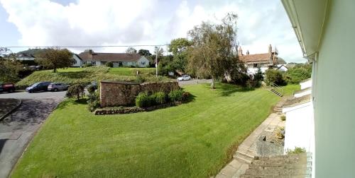 A környék, Three miles from the sea in Sidbury